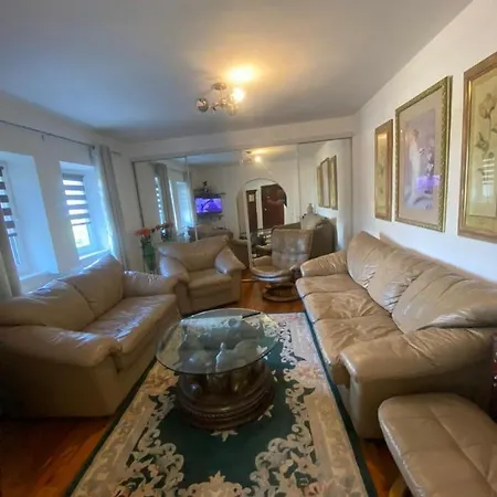 Albert 8 Apartment *
